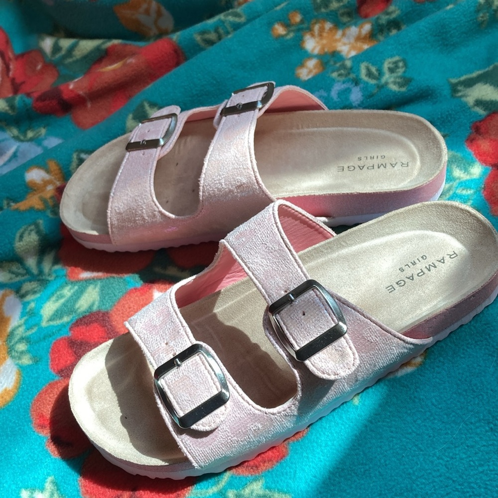 Rampage Girls size 4 pink shimmery sandals New !